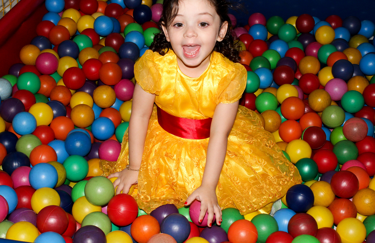 piscina de bolinhas menina brincando