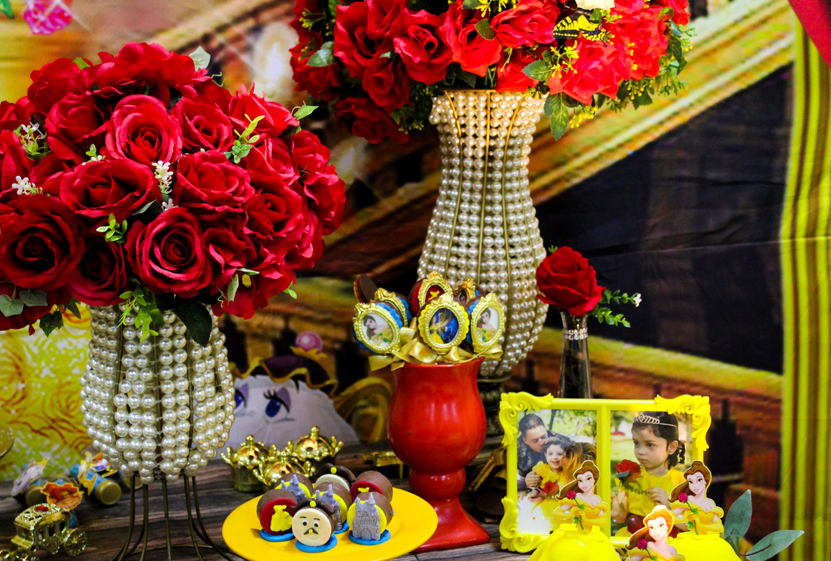 decoração a bela e a fera rosas vermelhas amiversário