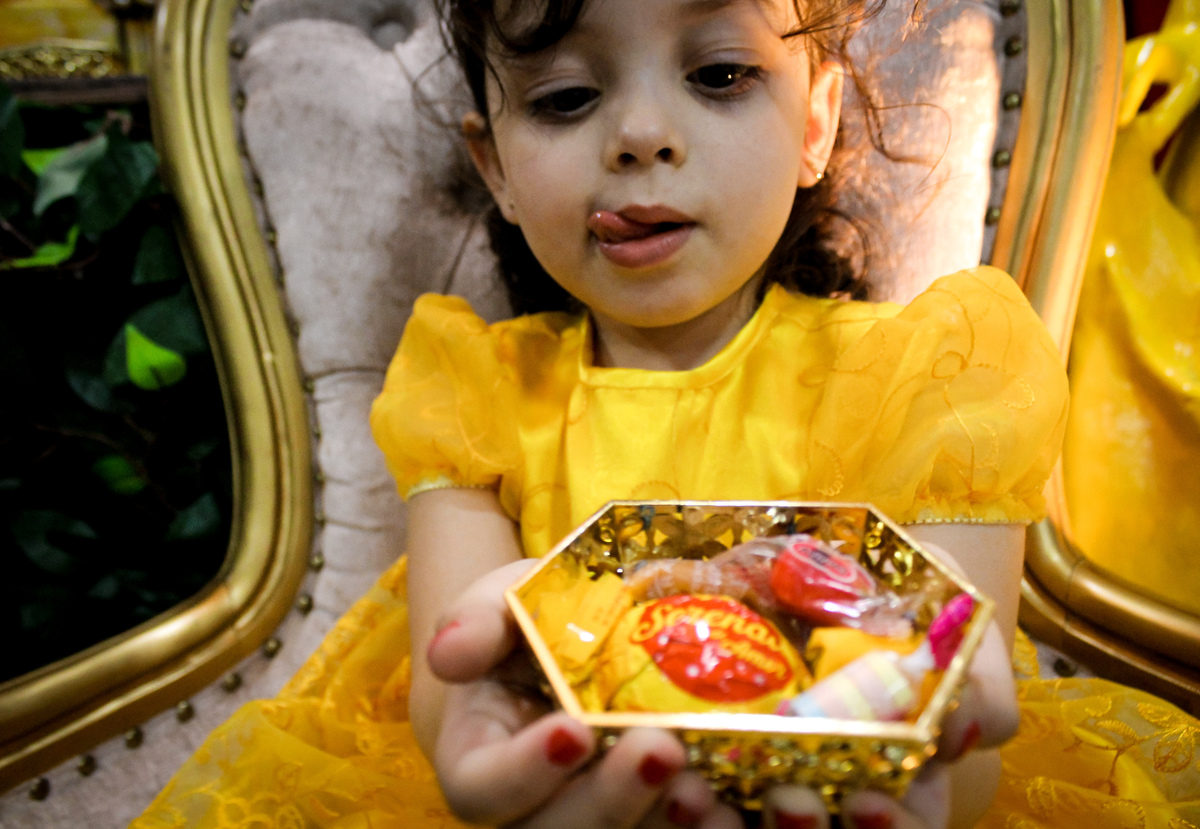 criança pose aniversário doces