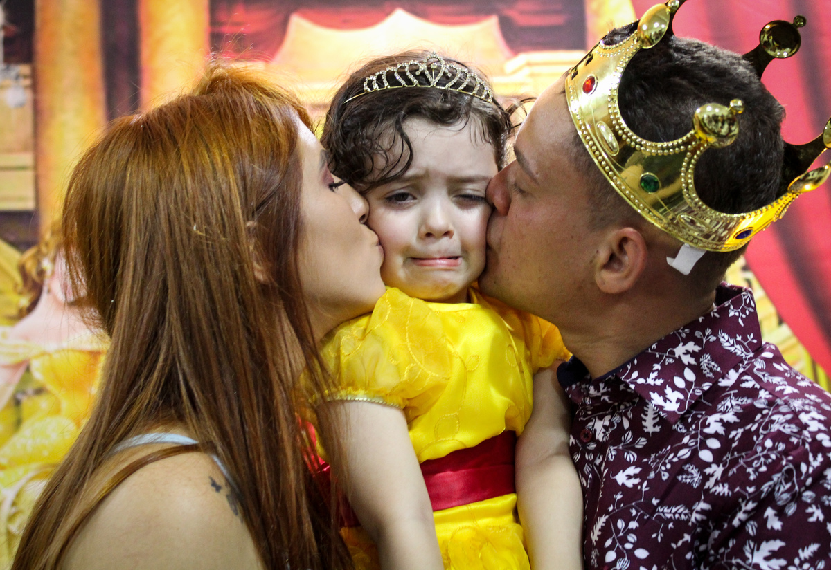 casal filha família beijo triplo