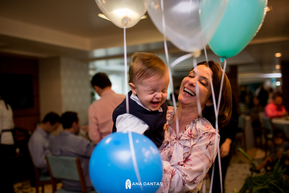 Nene com mulher e bexigas  