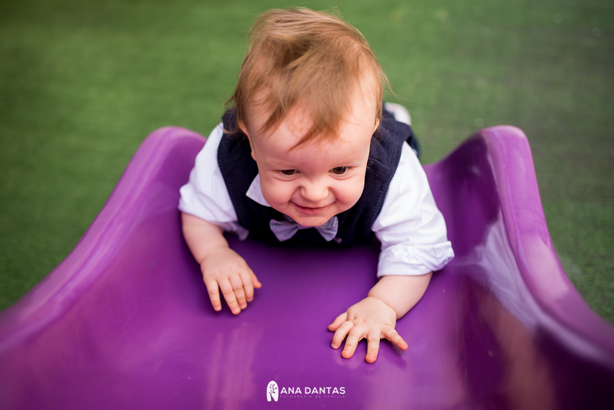 Bebe brincando no escorregador 