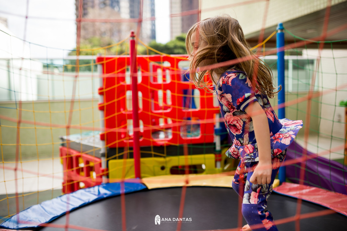 Menina brincando na cama elastica 