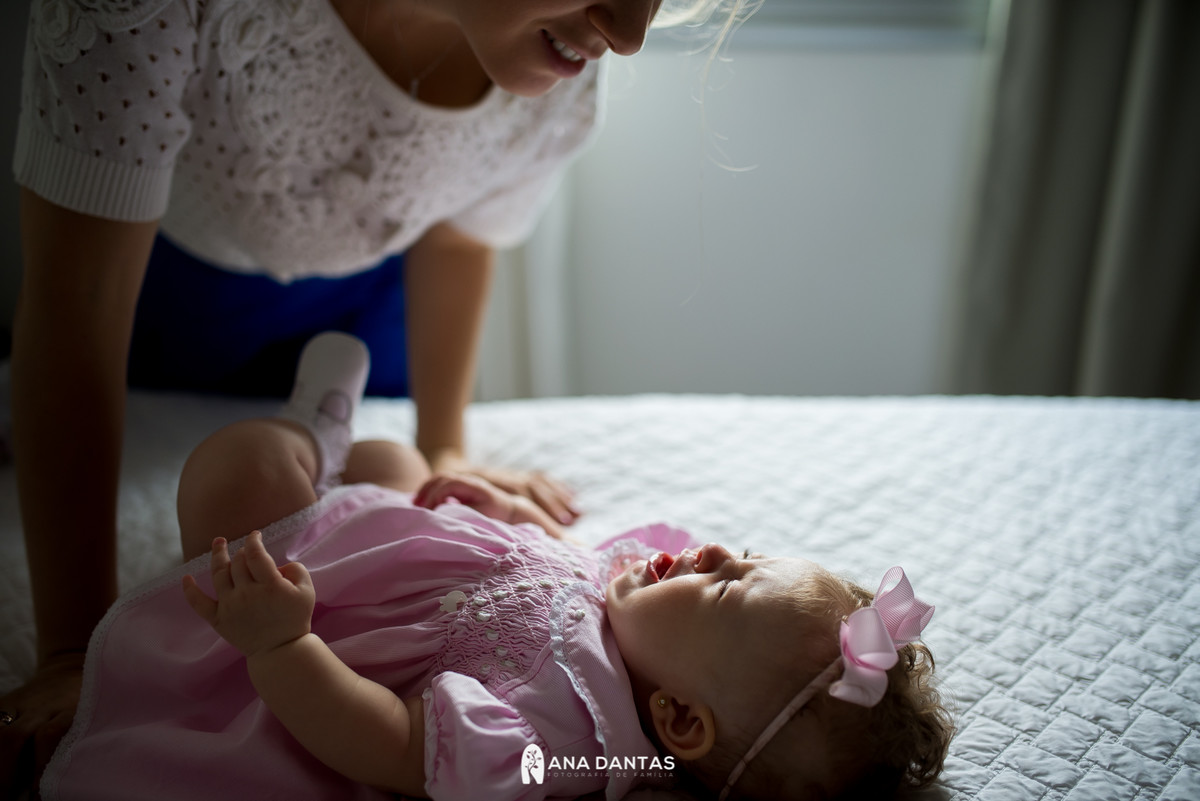 Menina bebê chorando 