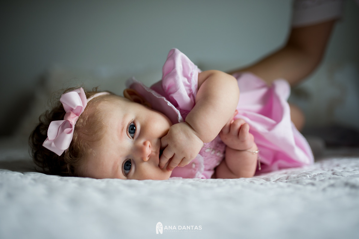 Bebe com as maos na boca 