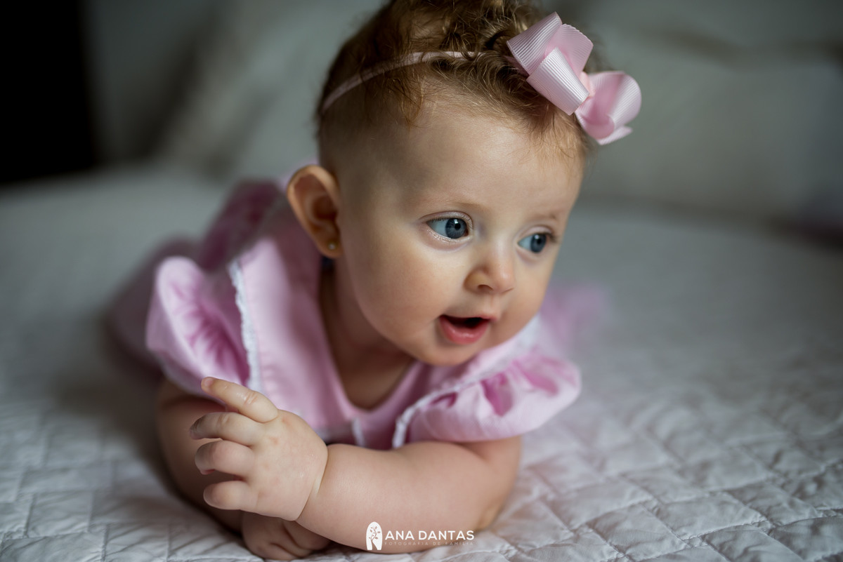 Bebe olhando para o lado linda 