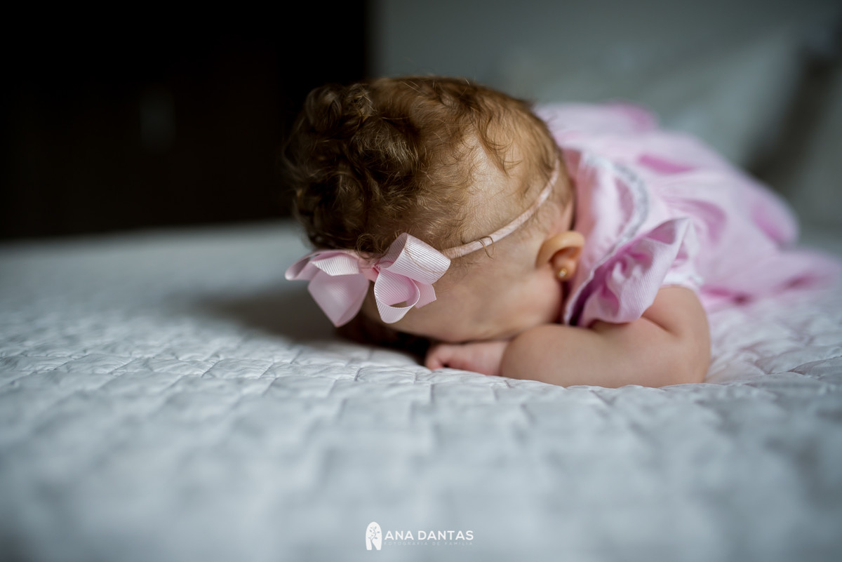 Bebe com roupa rosa e laço