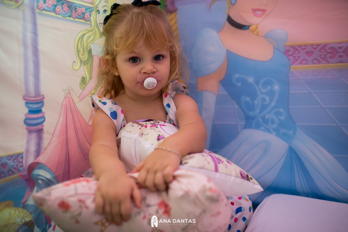 Princesa em casinha da branca de neve com chupeta 