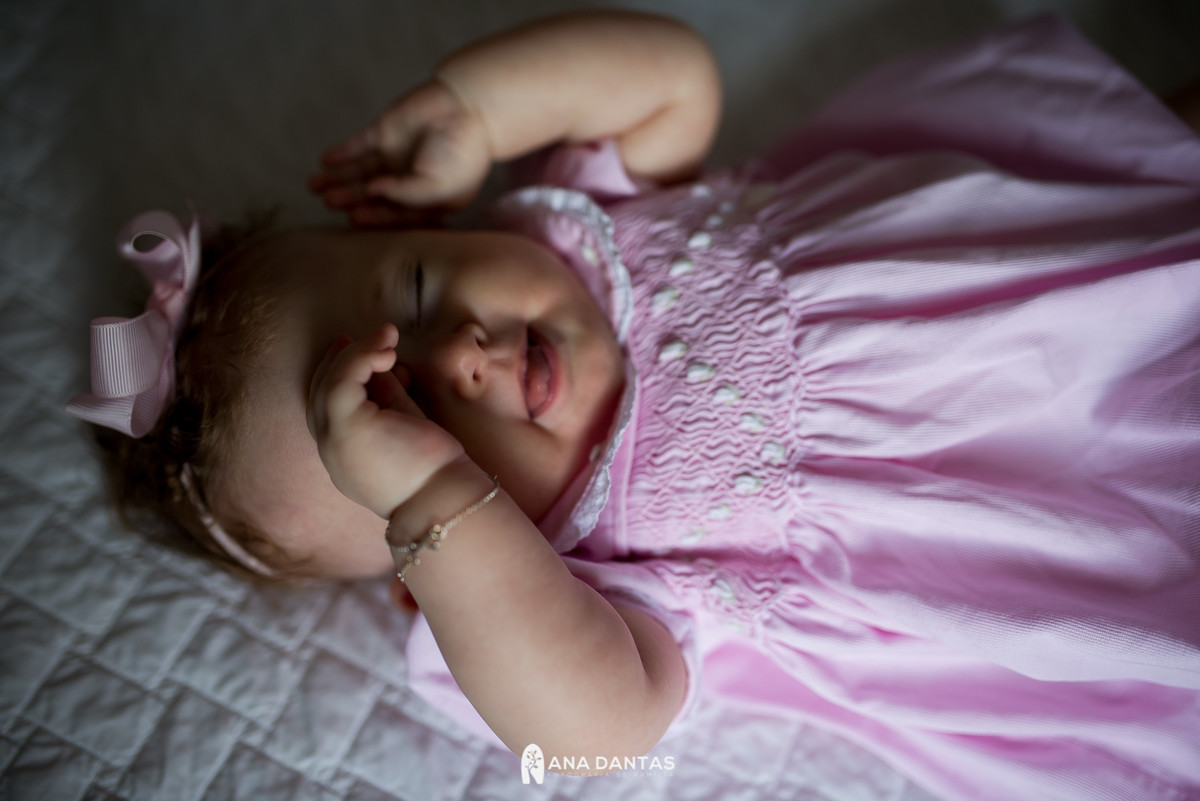 Bebe com as mãos no rostinho 