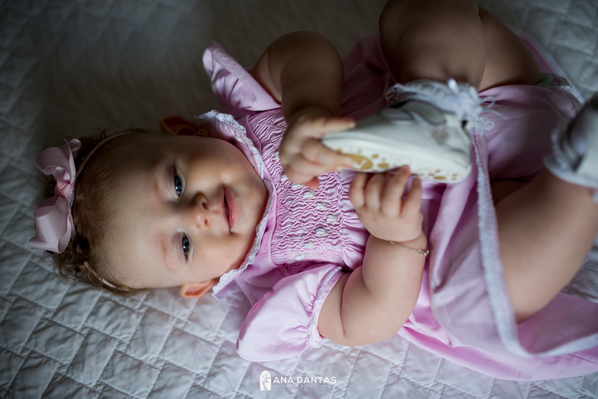 Bebe com roupa rosa e laço