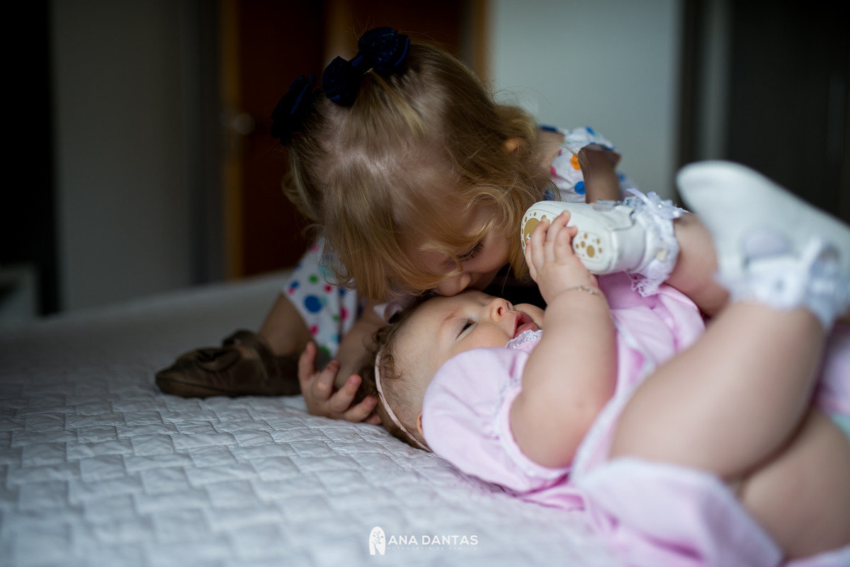 Irma cuidando da irma pequena 