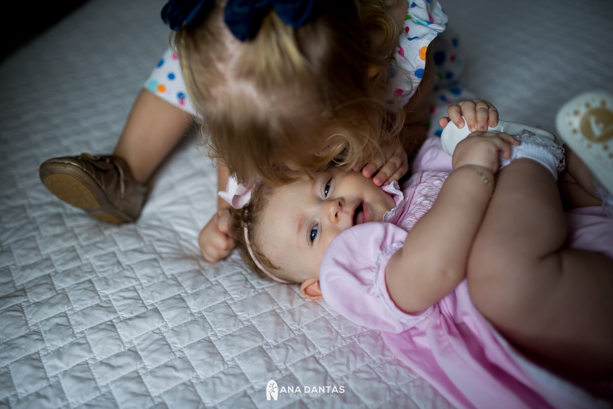 Irma beijando a bebezinha 