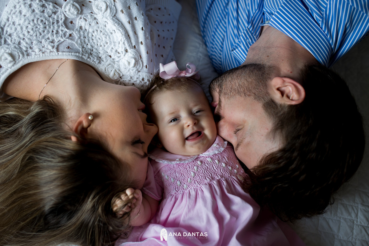 Beijo dos pais na bebe 