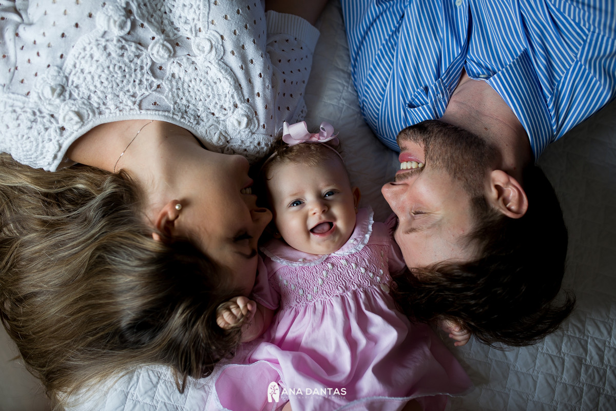 Sorriso da bebe com os pais 