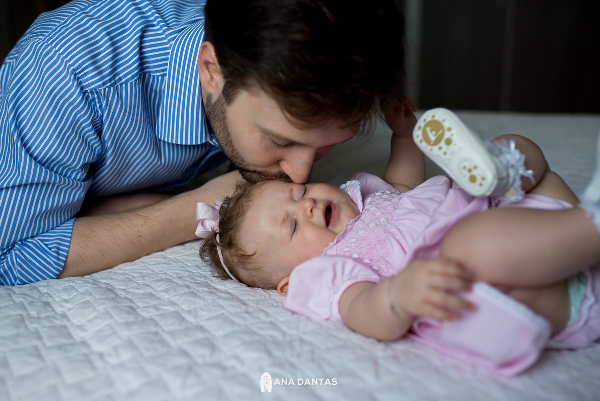 Papai acalma sua bebe com beijo 