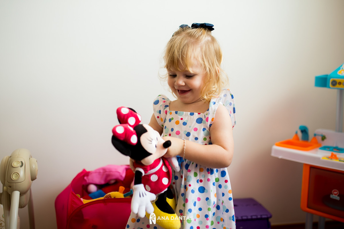 Menina brincando com sua minnie 