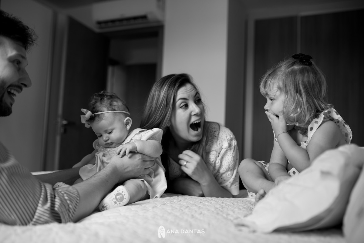 Brincadeira de criança com os pais 