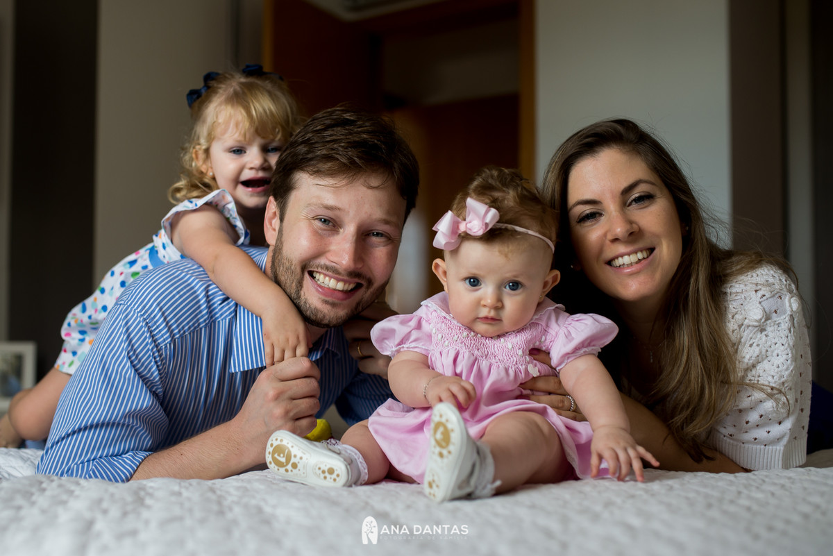 Toda familia sorrindo para a foto 