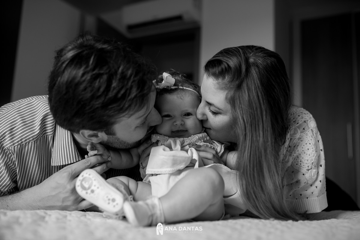 Beijo na bebe dos pais 