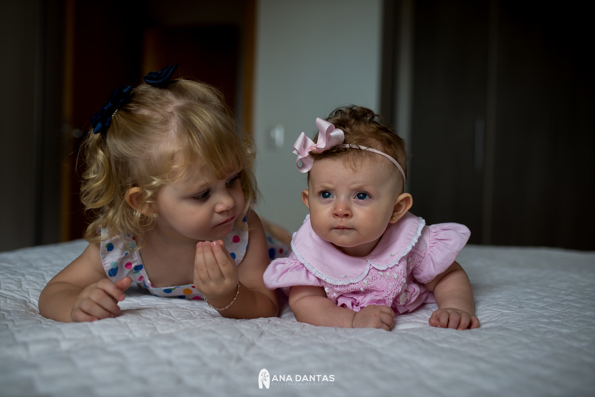 Irmas deitadas juntas 