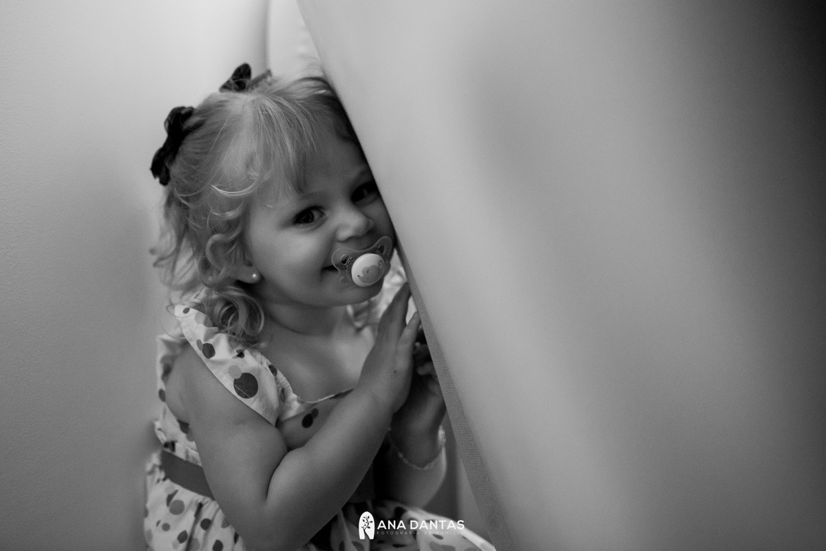 Menina sorrindo com chupeta 