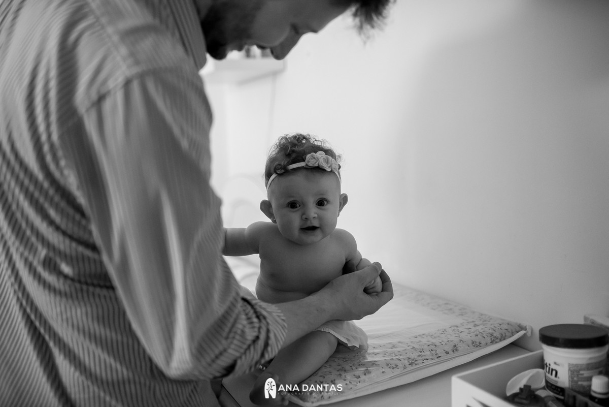 Papai cuidando da sua bebe 