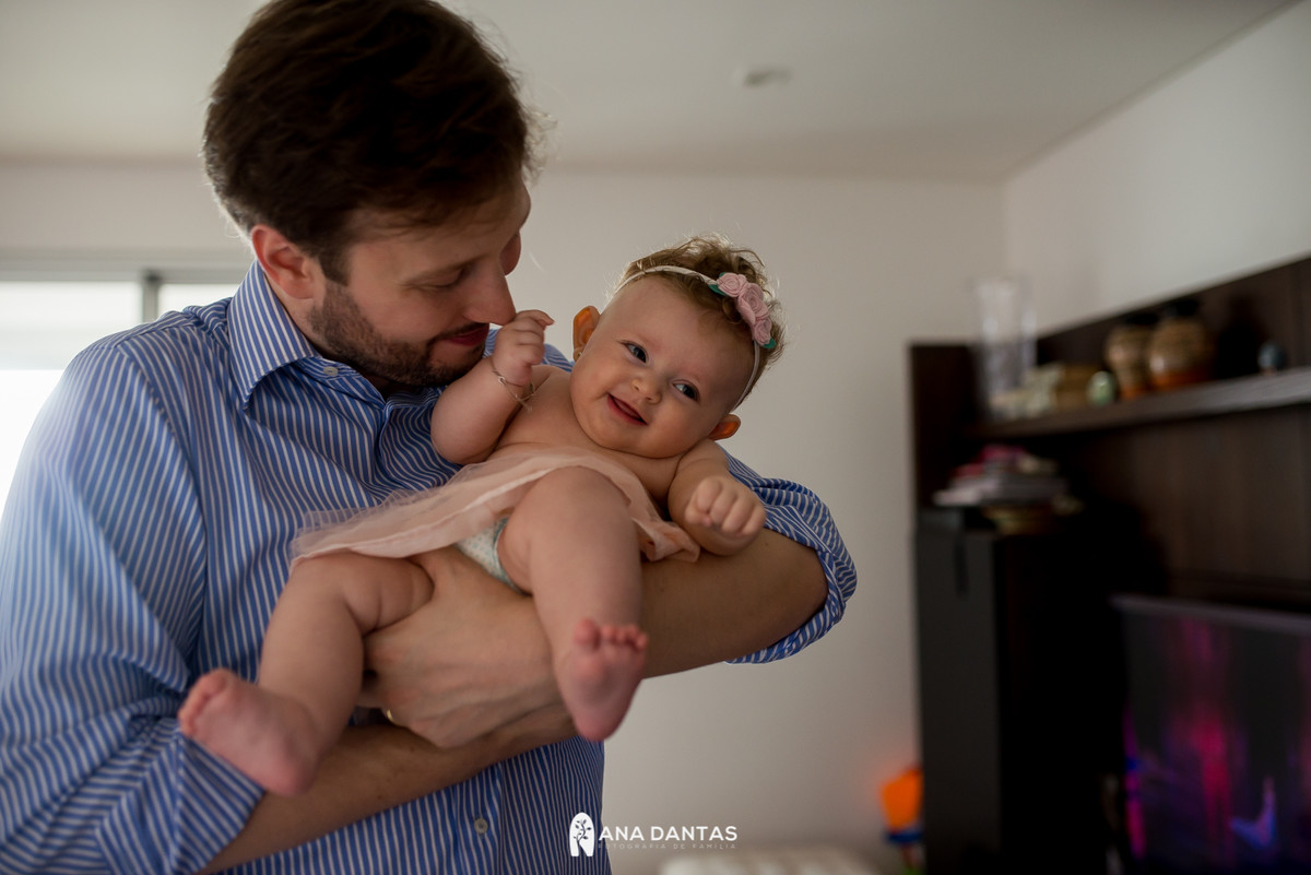 Menina sorrindo com o papai 