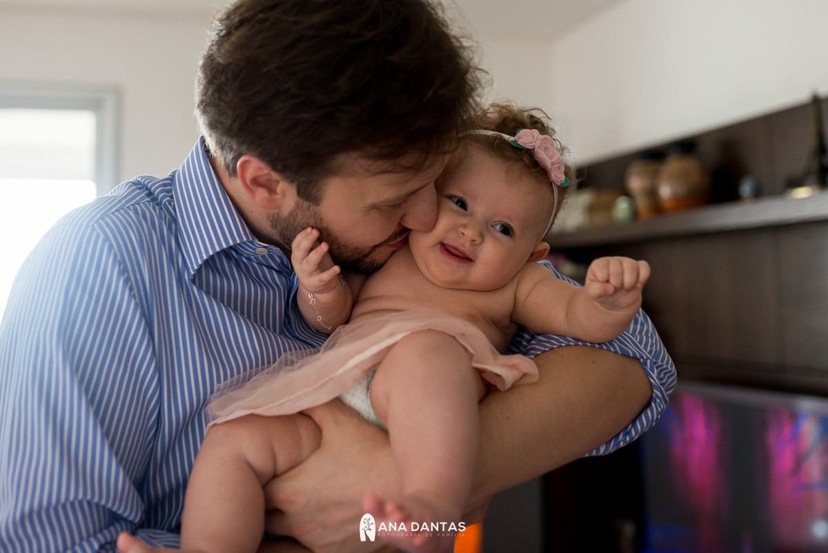 Papai beijando sua filha 