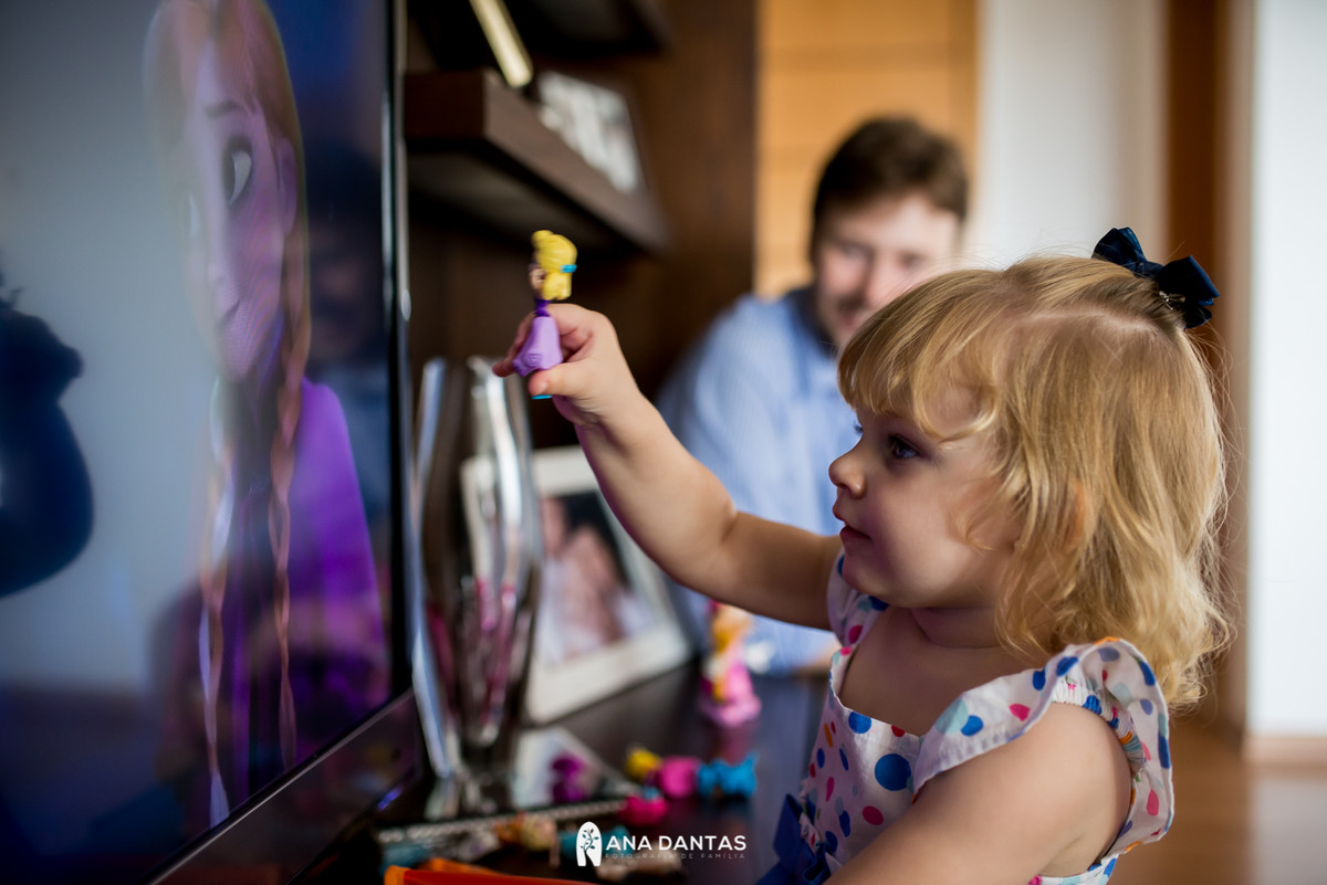 Menina brincando com a bonequinha 