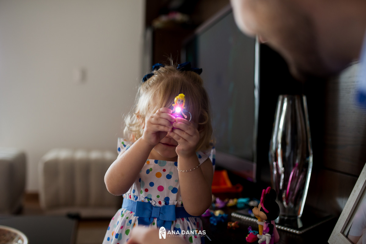 Maria clara mostrando a boneca para foto 