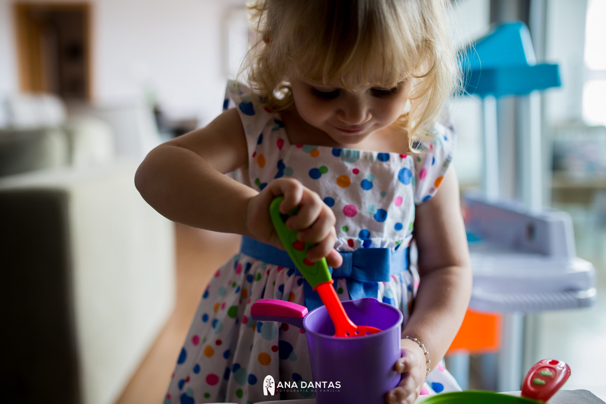 Menina brincando de comidinha