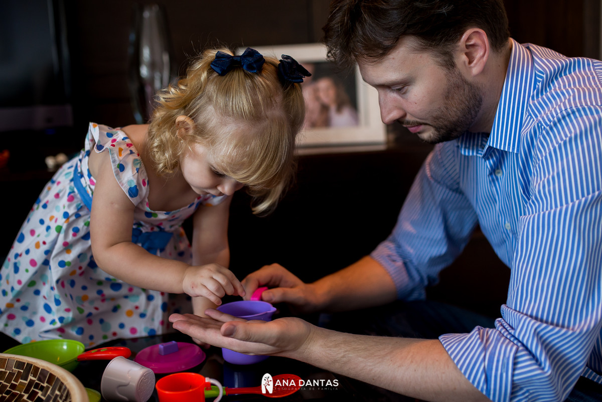 Menina brincando de comidinha com papai 