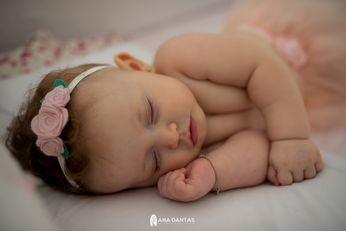 Bebe princesa dormindo com tiara de flores 