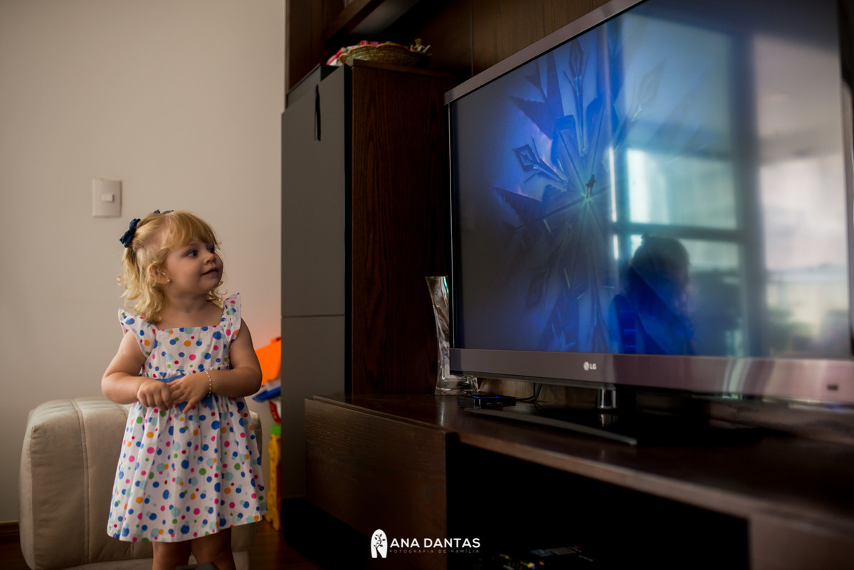 Menina assistindo televisão 