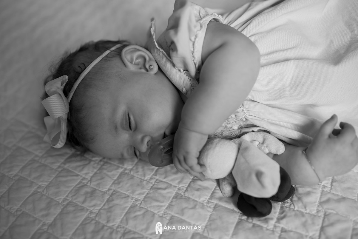 Bebe dormindo com chupeta 