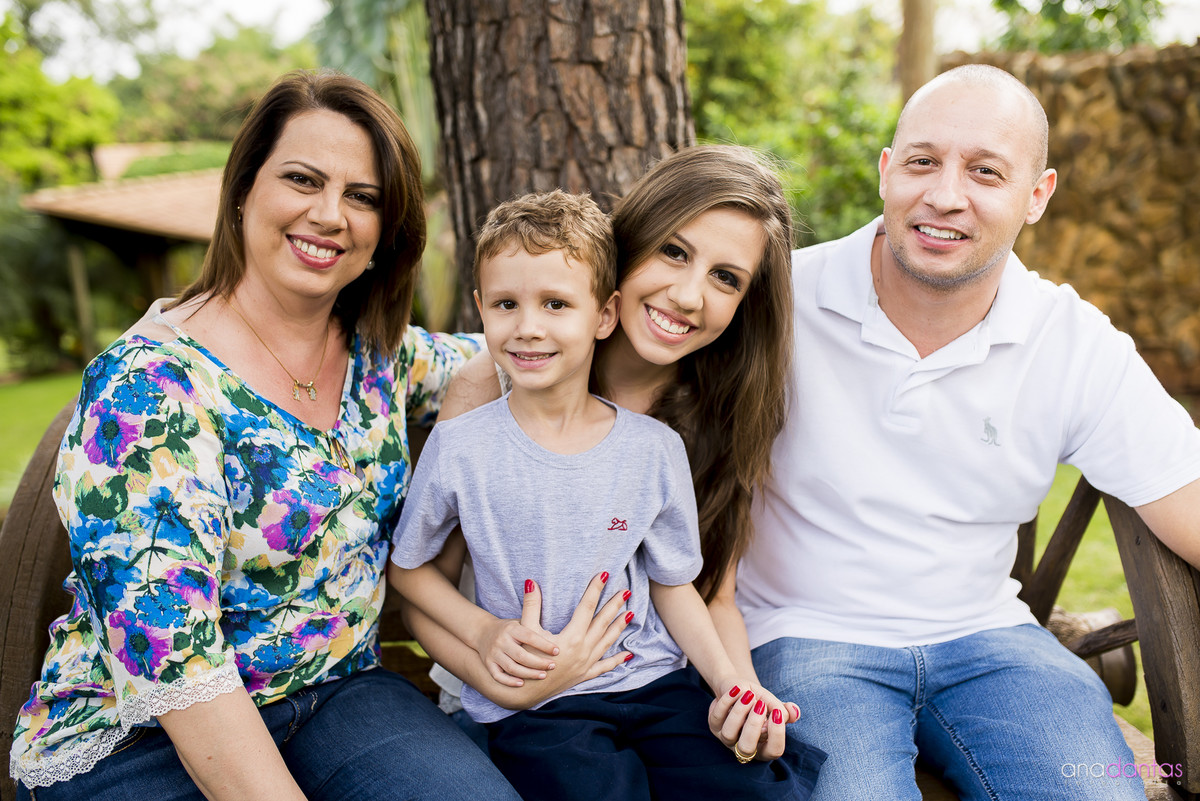 Mãe, pai, irmão e irmã em um campo