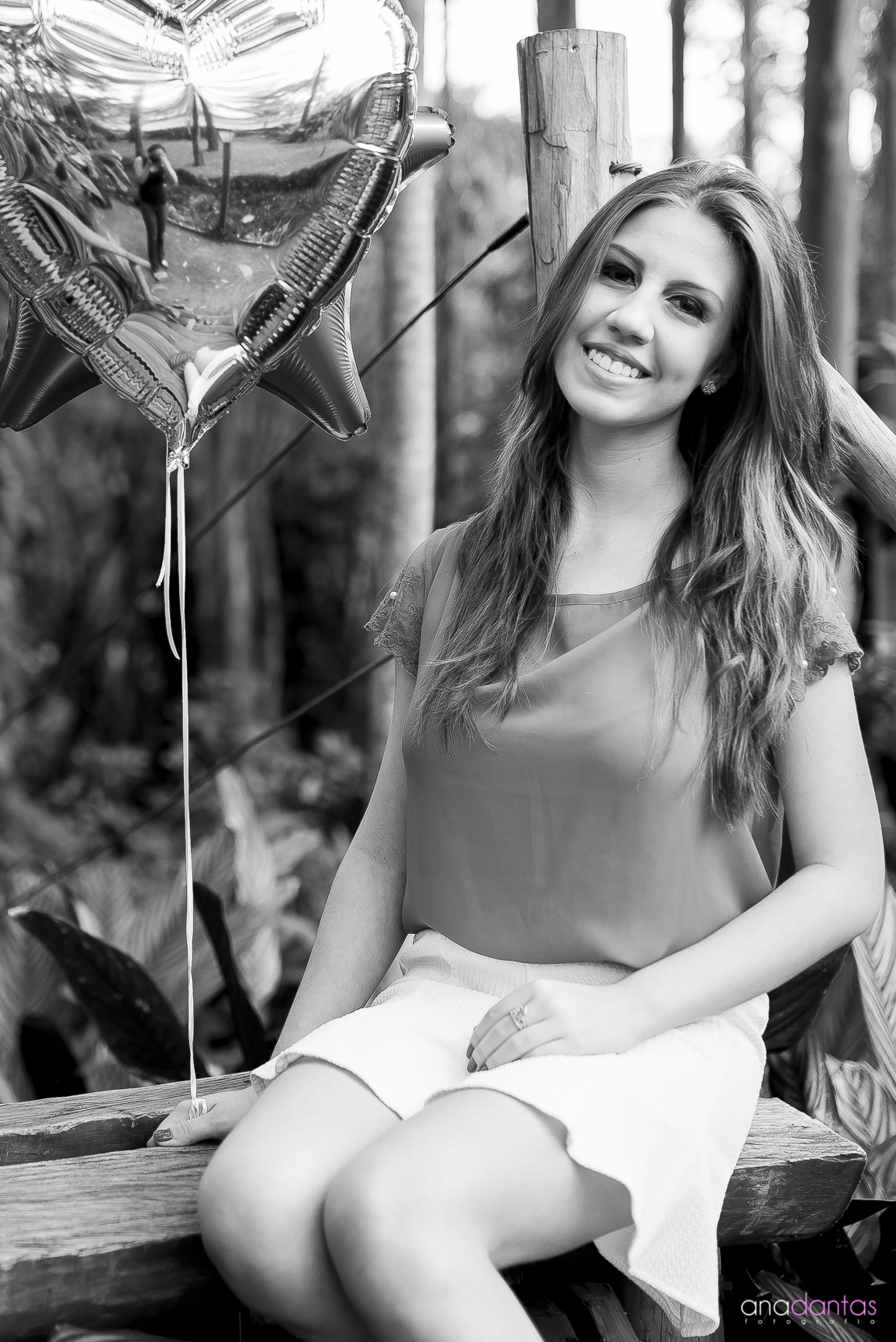 Menina de 15 anos com um balão de coração 