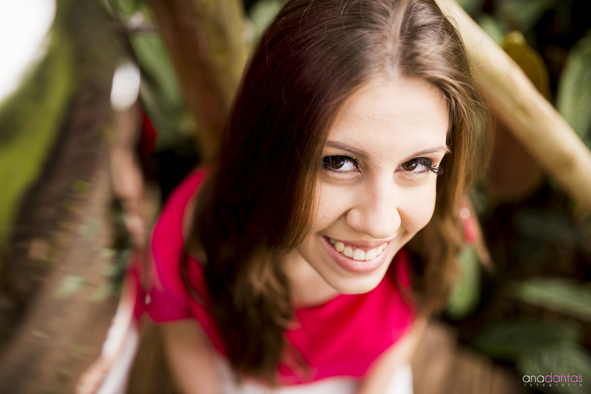 Menina sorrindo no ensaio de 15 anos