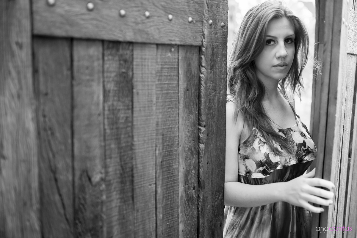 Menina entre a porta de madeira 