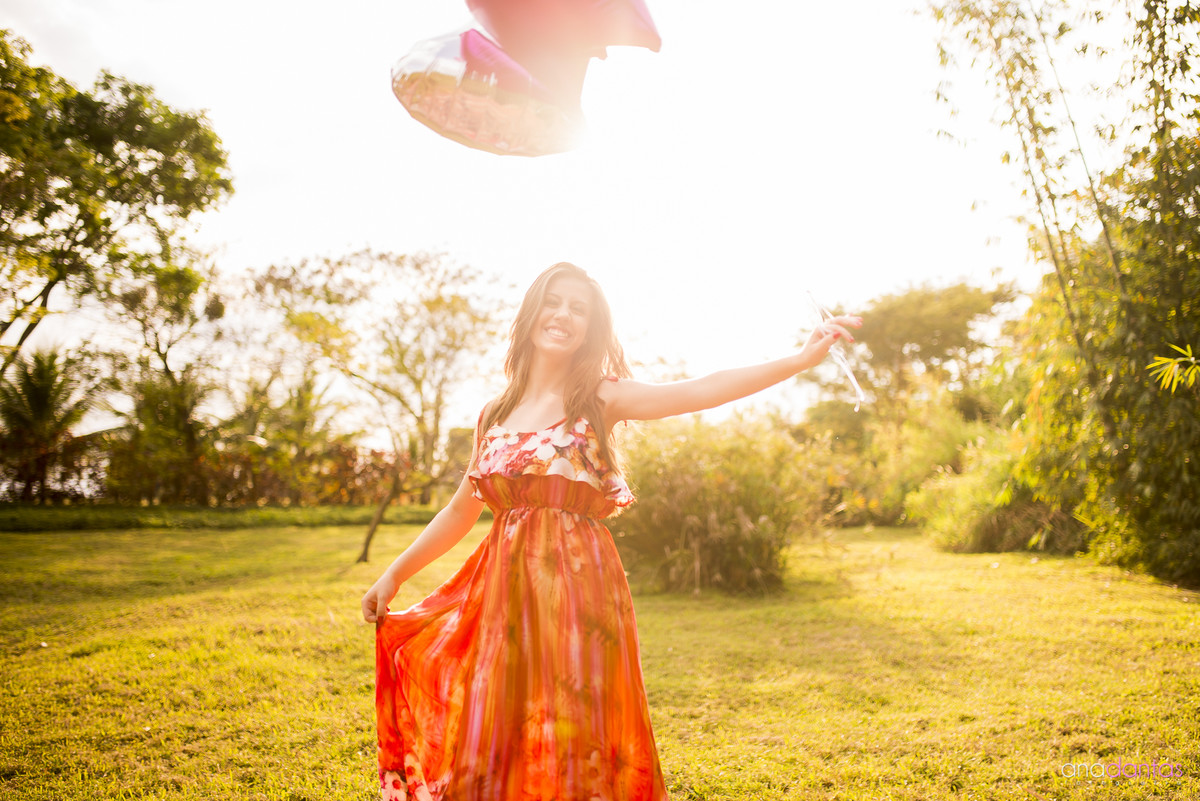 Menina em um campo florido 