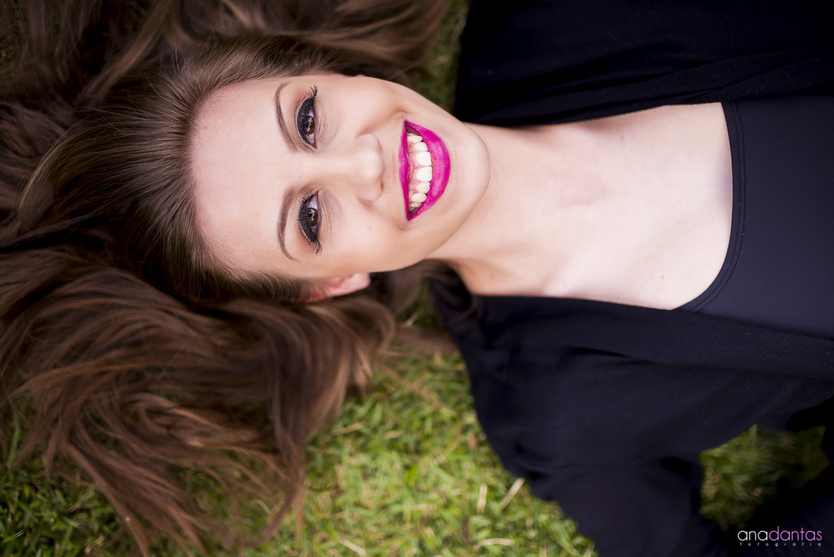 Menina deitada na grama sorrindo