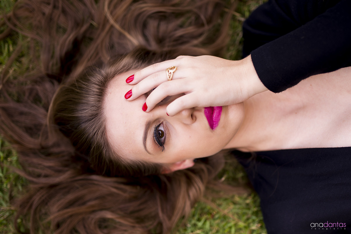 Menina tampando um olho para a foto