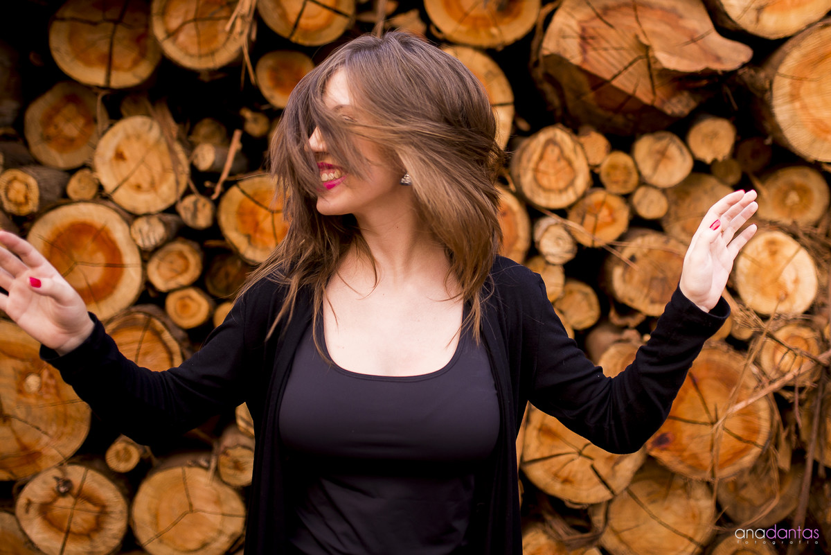 Menina balançando os cabelos