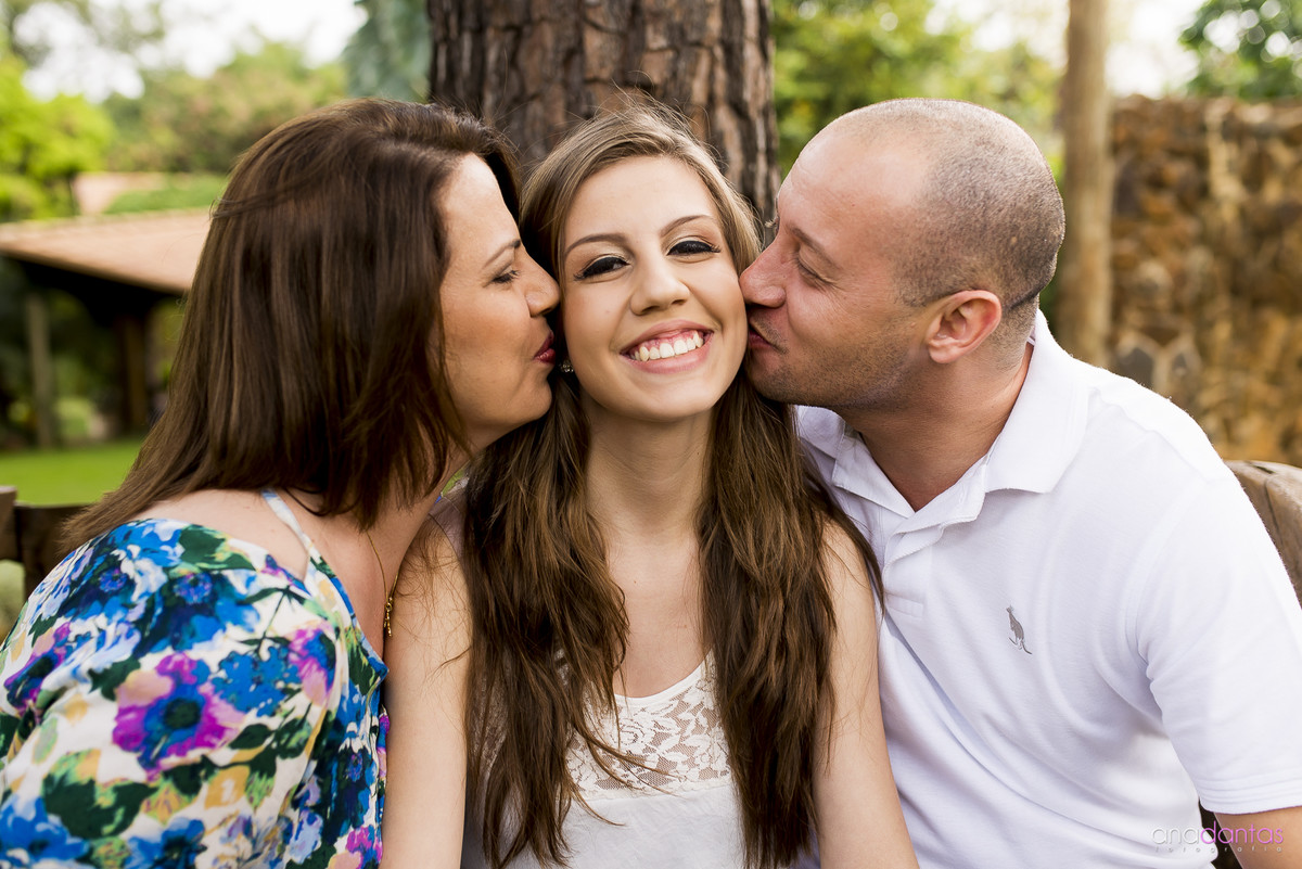 Pais beijando a filha de 15 anos