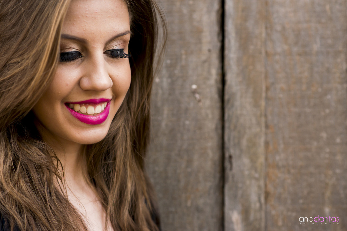 Menina sorrindo olhando para baixo 