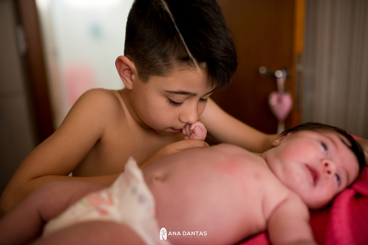Irmão ajudando a trocar a irmã mais nova 