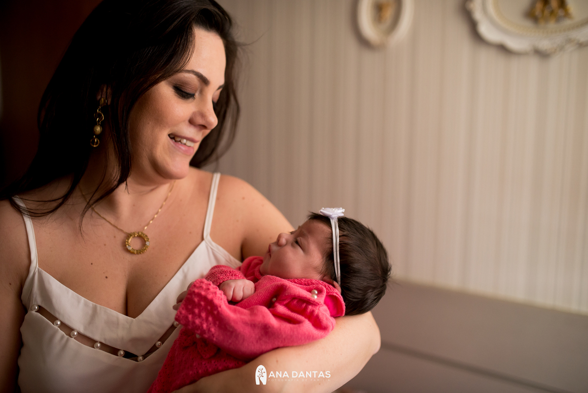 Mãe com a filha recém-nascida