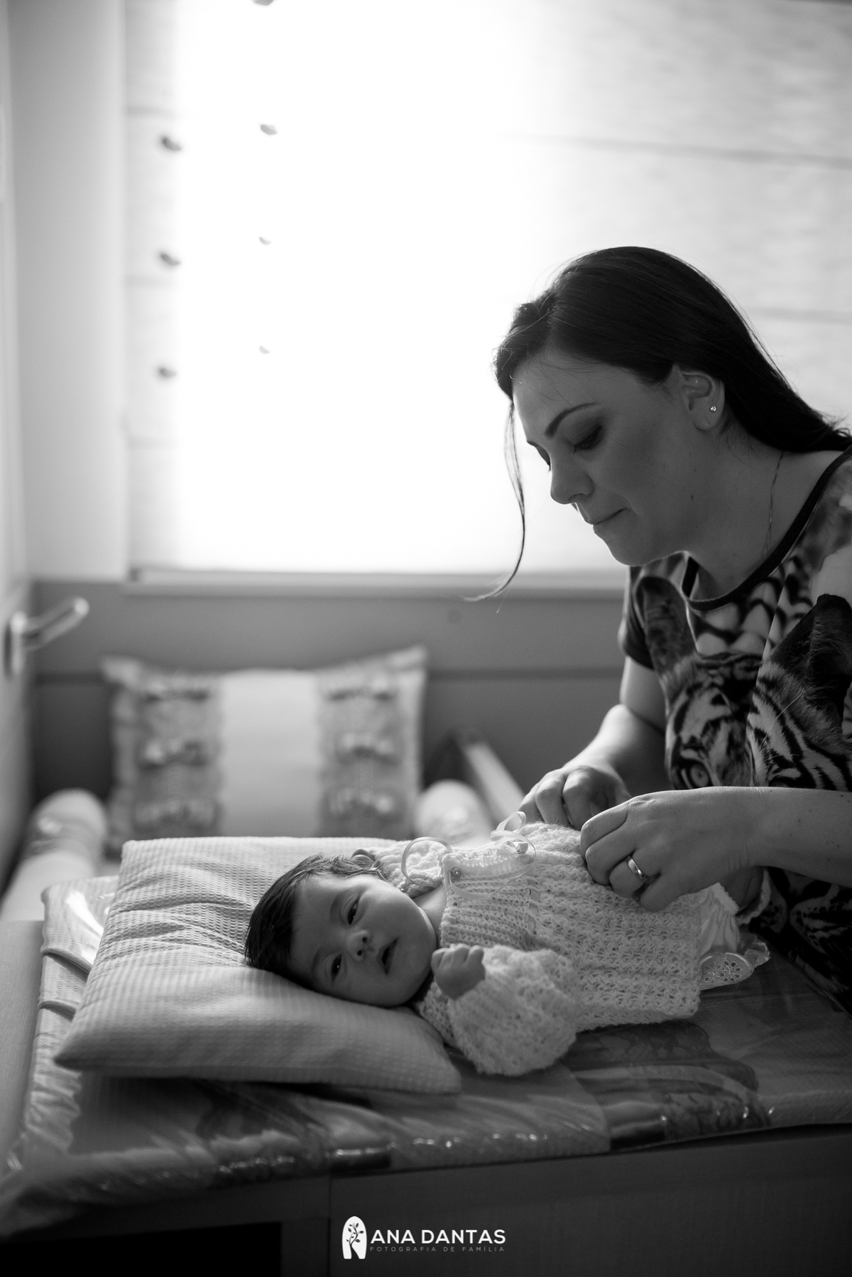 Mamãe trocando seu bebê 