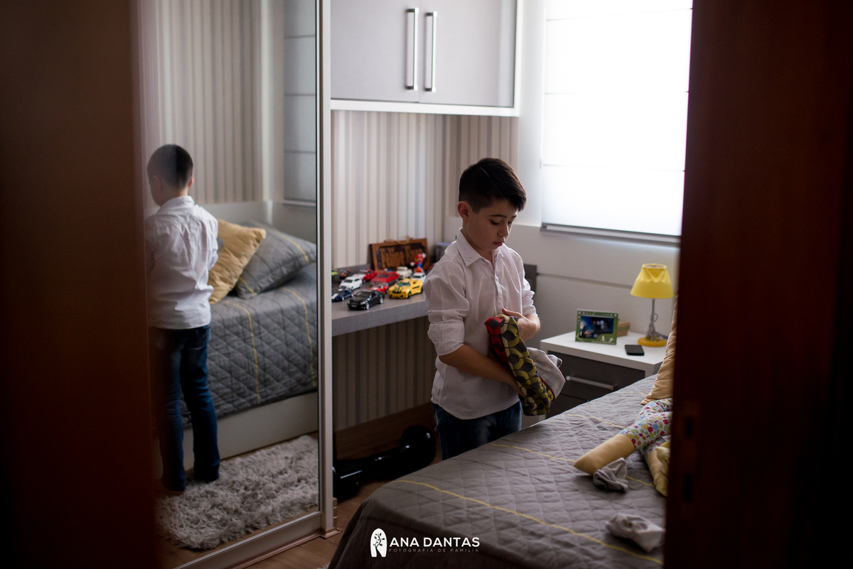 Menino brincando com seu brinquedo no quarto 