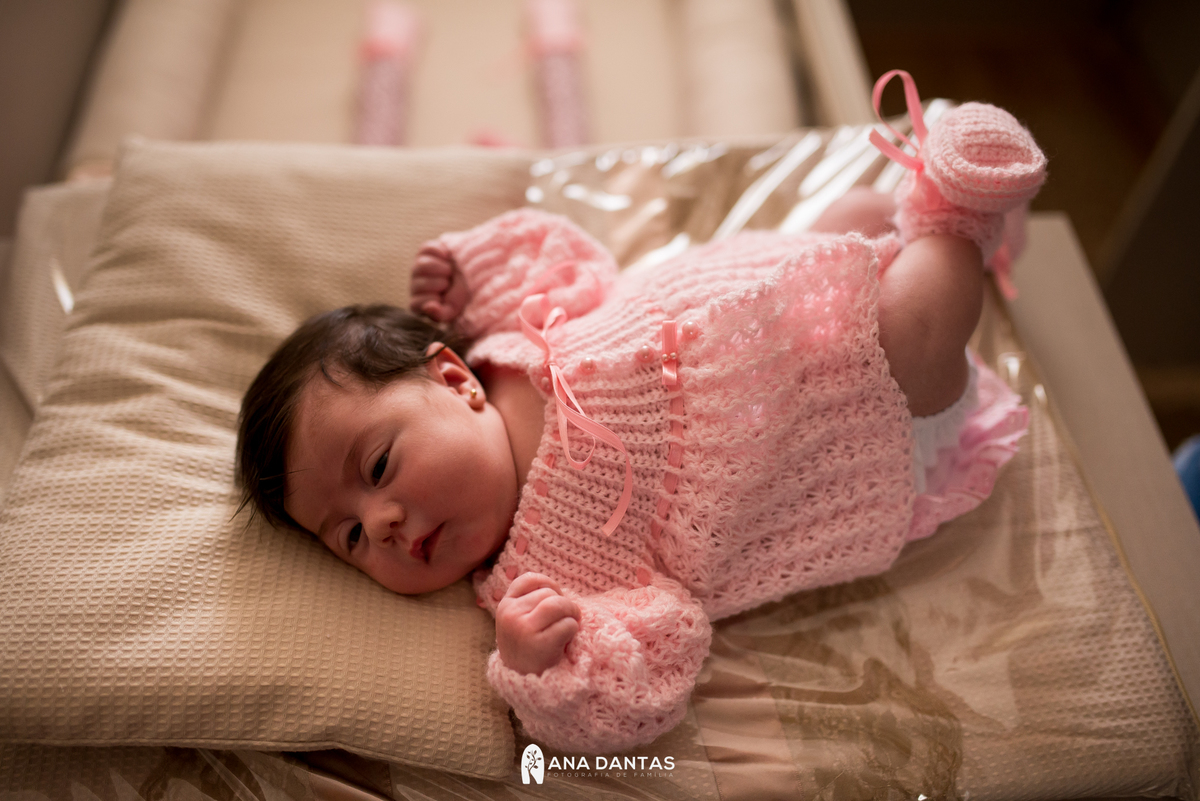 Bebê recém-nascido levantando a perninha